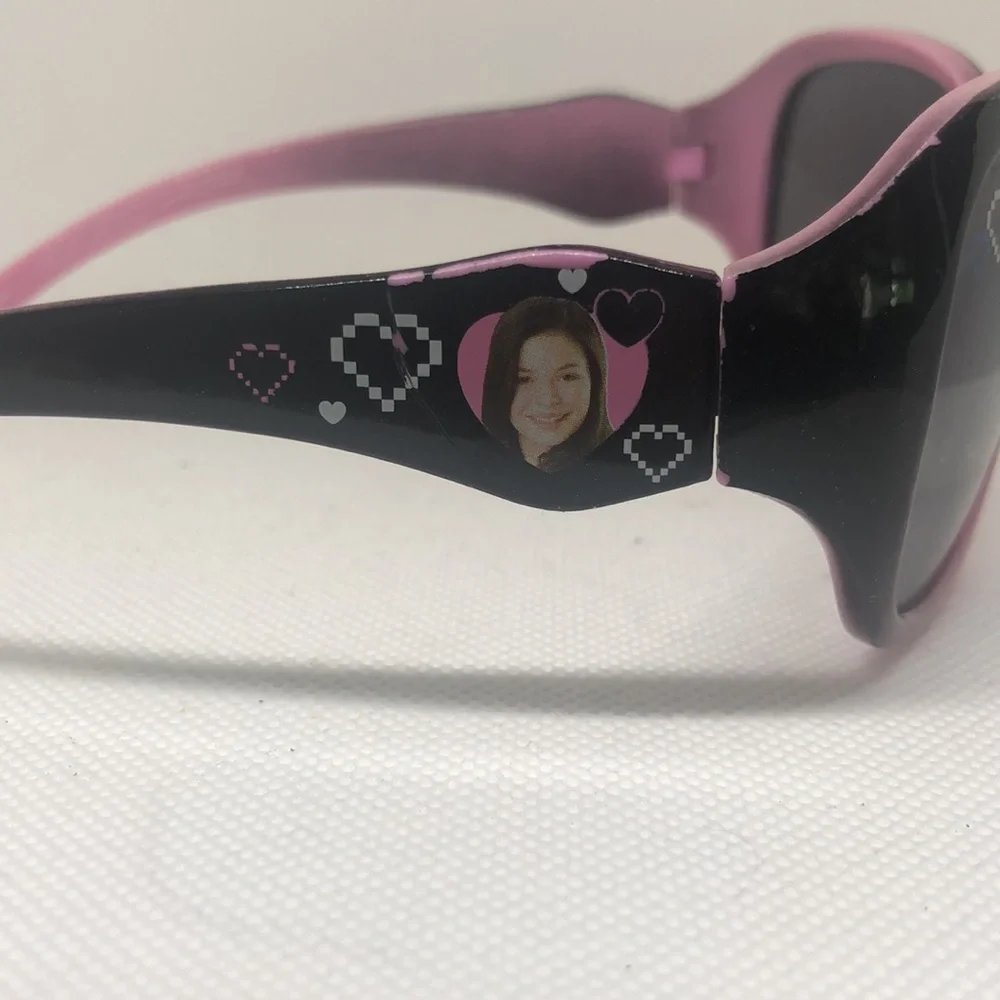 🟢 2008 Girls children’s Icarly sunglasses